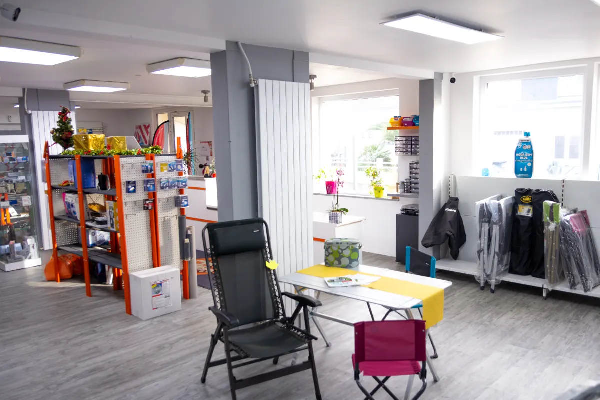 Intérieur du magasin Electromecar à Saint-Nazaire : rayons d'accessoires et mobilier de camping