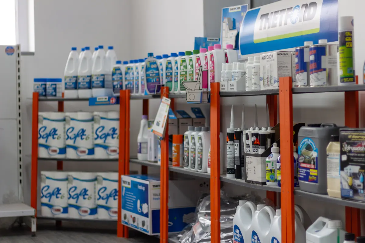 Rayon de produits d'entretien Thetford dans le magasin Electromecar