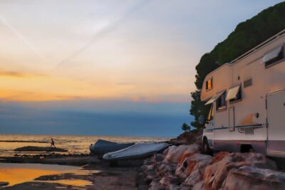 10 erreurs fréquentes des nouveaux propriétaires de camping-cars et van aménagés et comment les éviter
